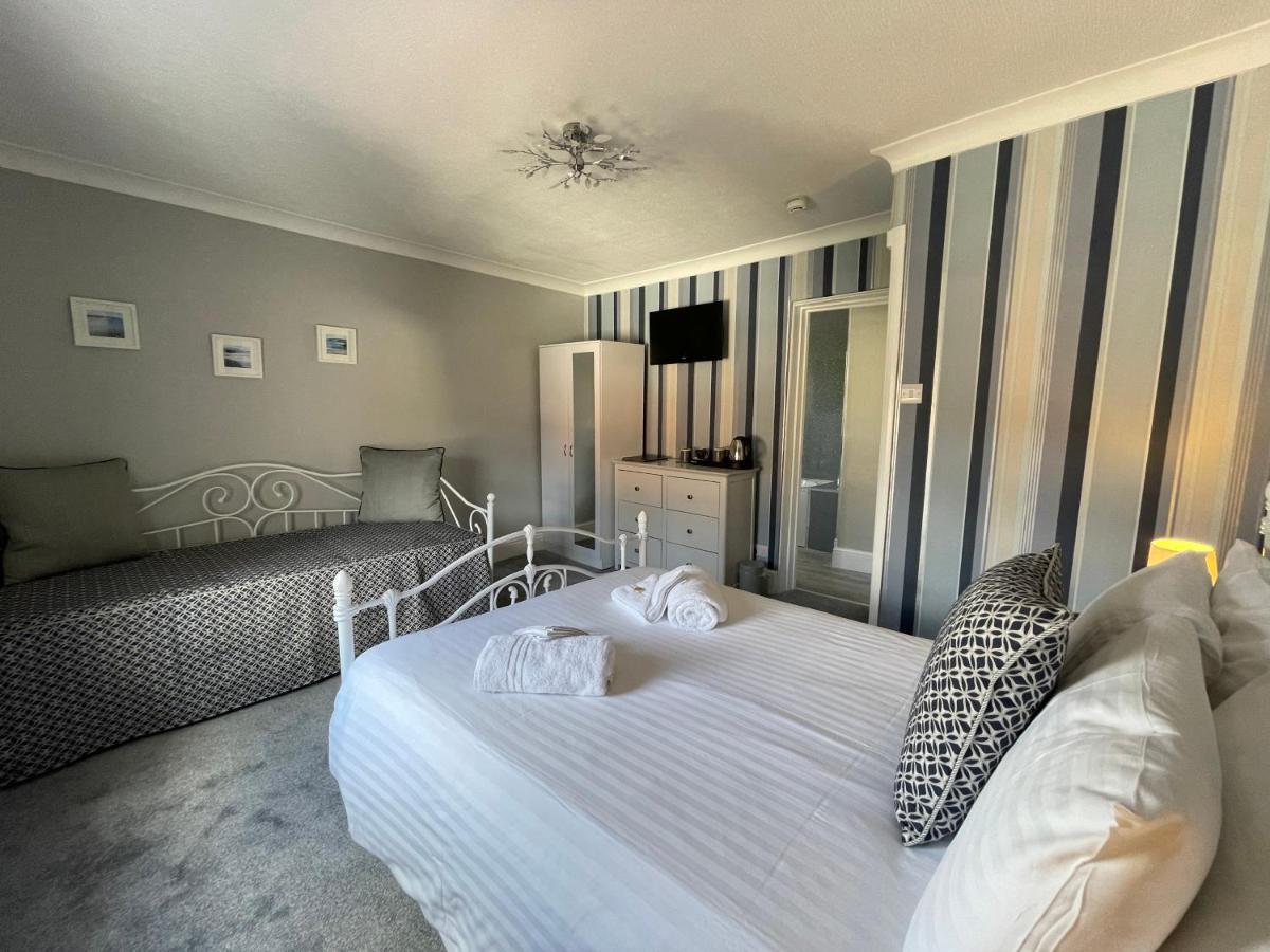 Family Room (2 Adults + 1 Child)