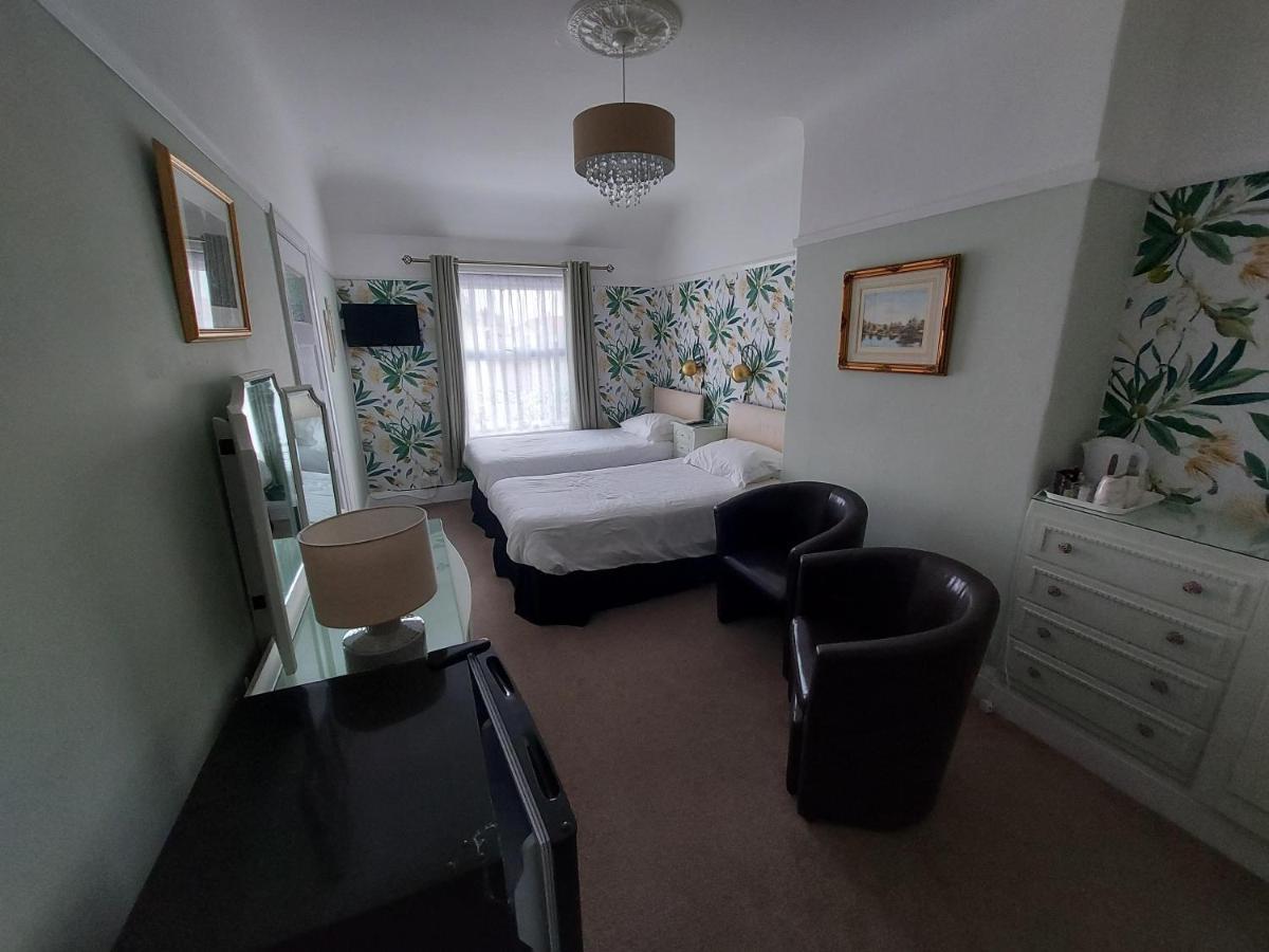 Twin Room with Shower