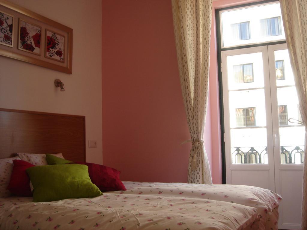 Twin Room with Private External Bathroom