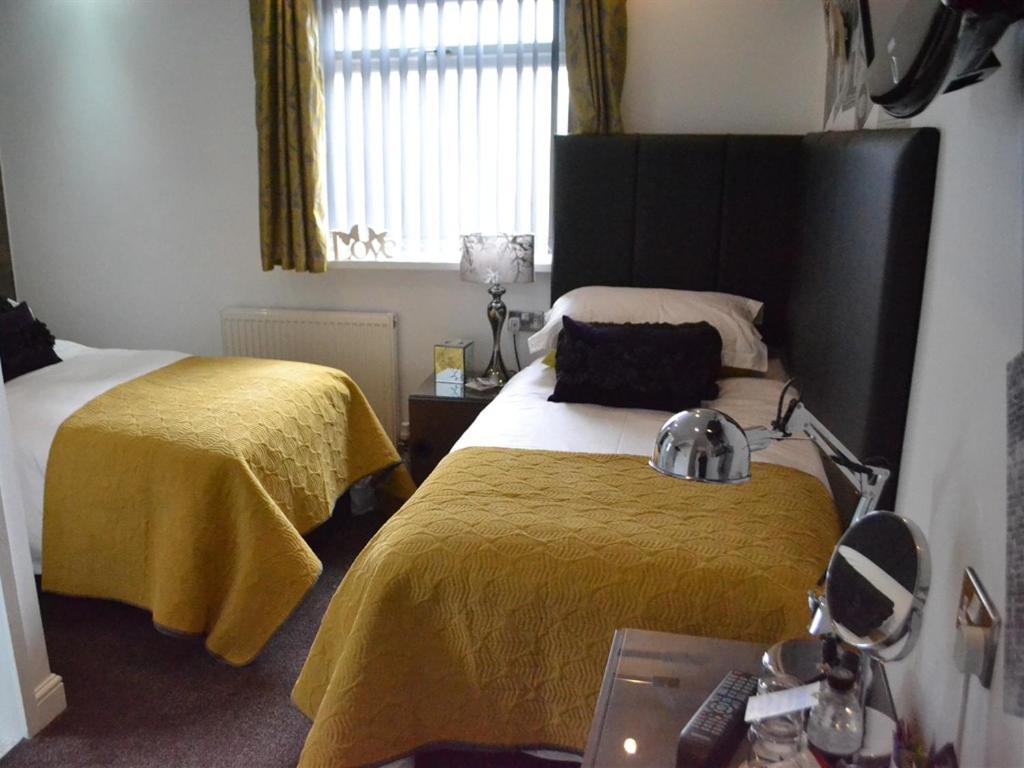 Twin Room with Private Bathroom