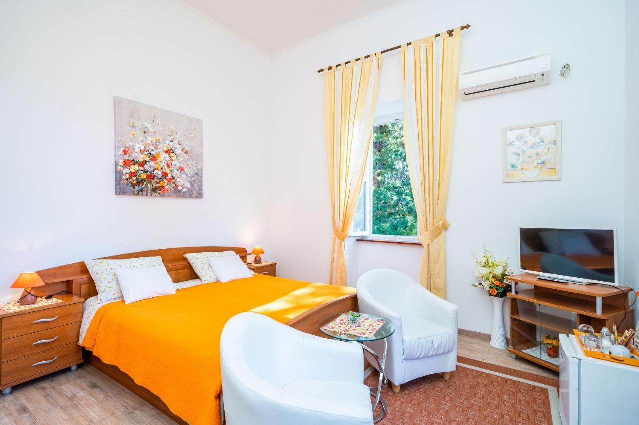Double Room with Patio and Garden View