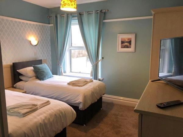Standard Twin Room with Mountain View