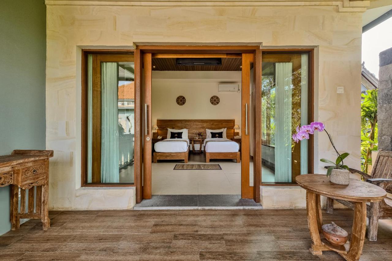 Deluxe Suite Pool View with Bathtub