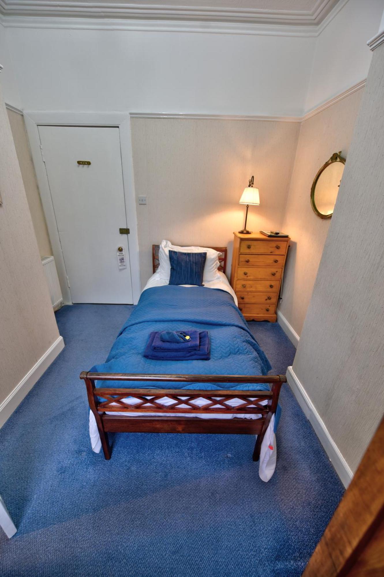 Single Room,823846478:JPEG