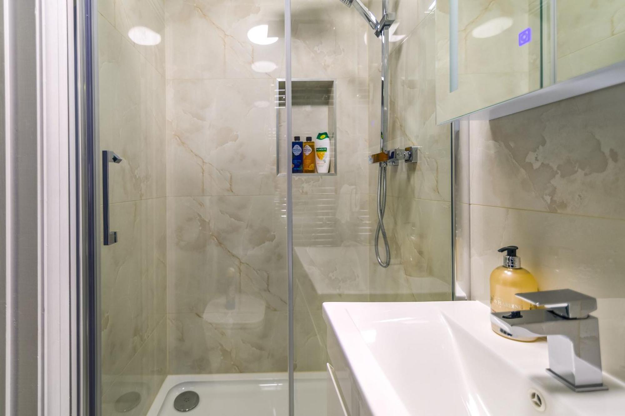 Deluxe Double Room with Shower