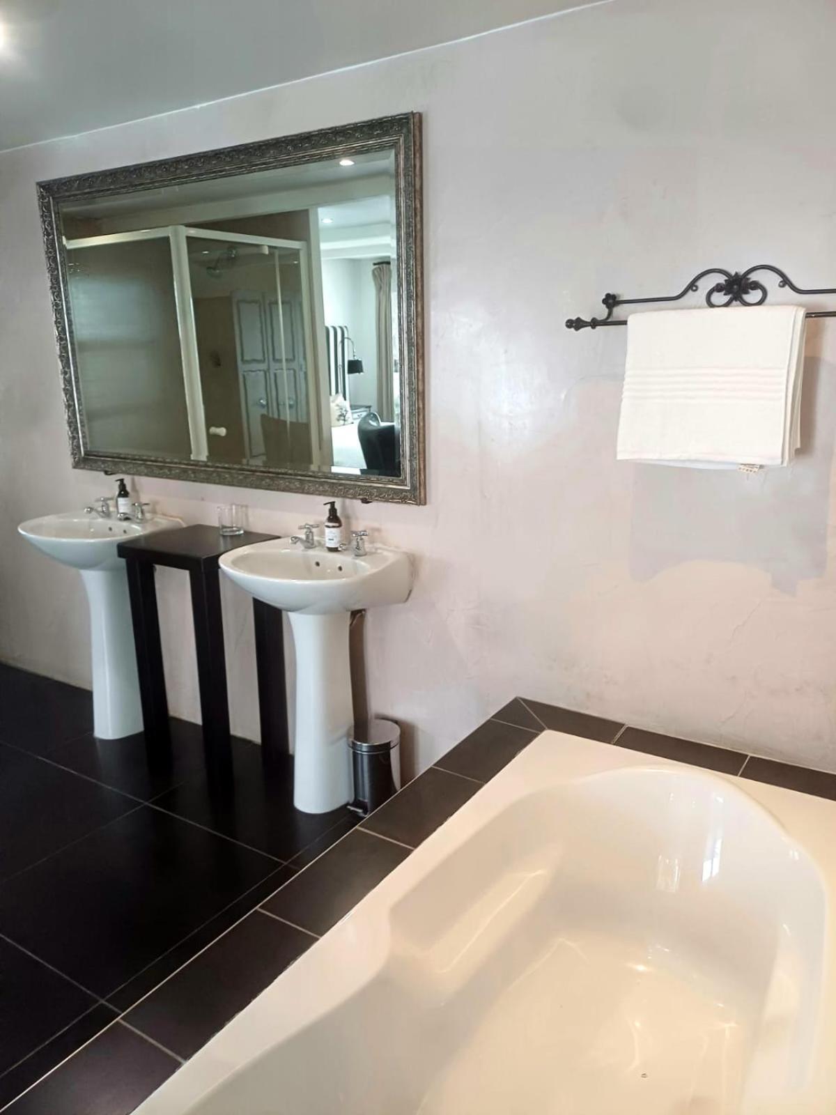 Suite,1545555436:JPEG