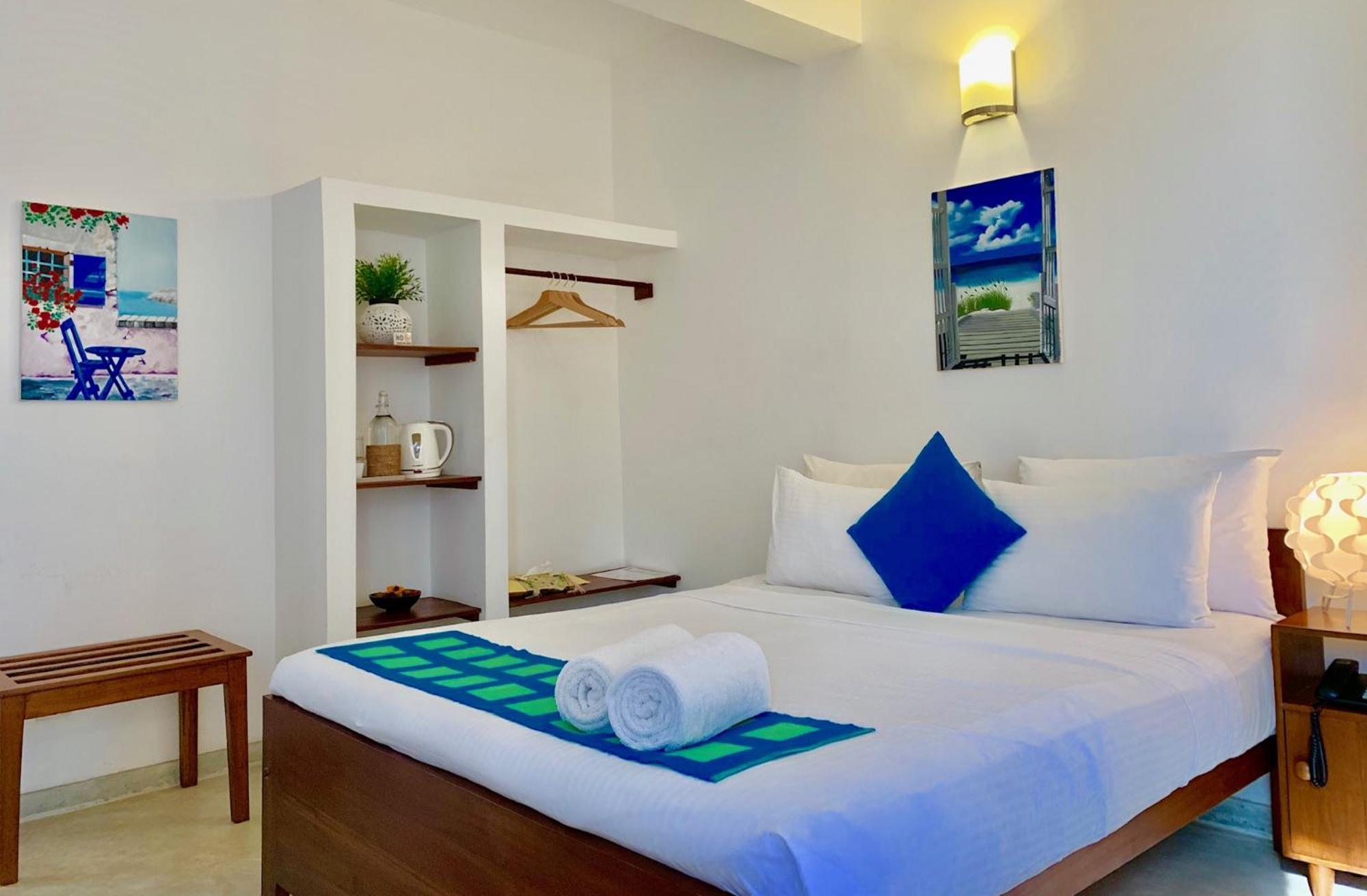 Deluxe Double Room with Side Sea View