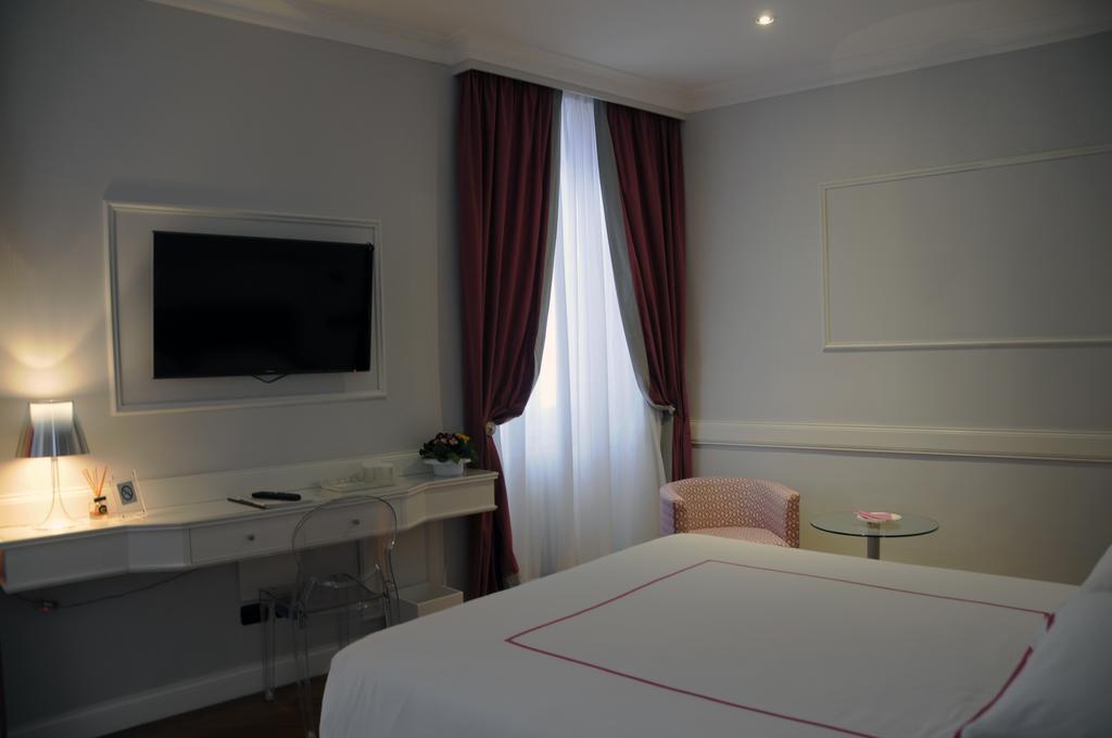 Red Junior Suite