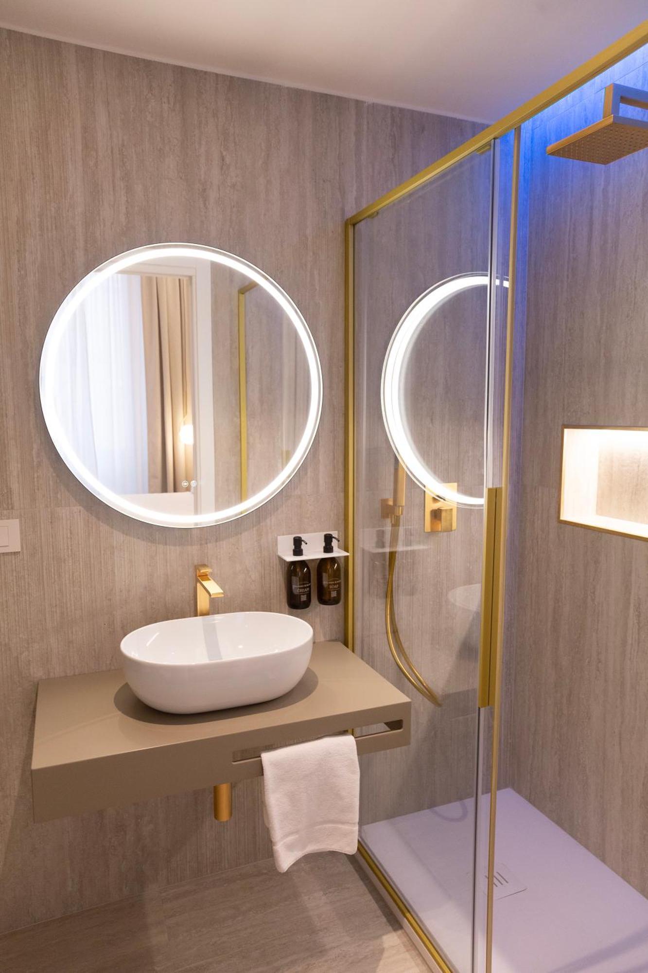 Deluxe Double or Twin Room with City View