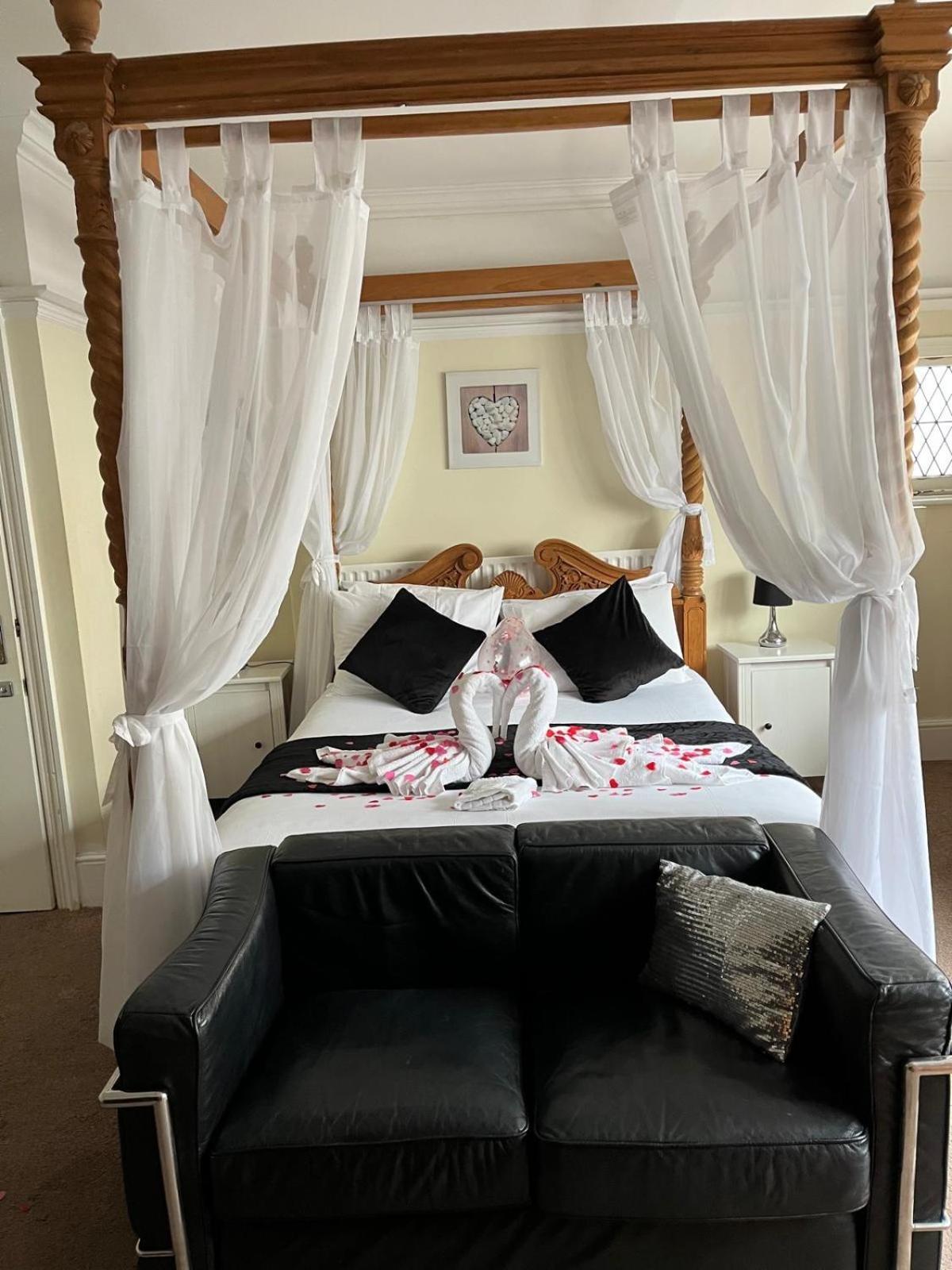 Deluxe Double Room Shower