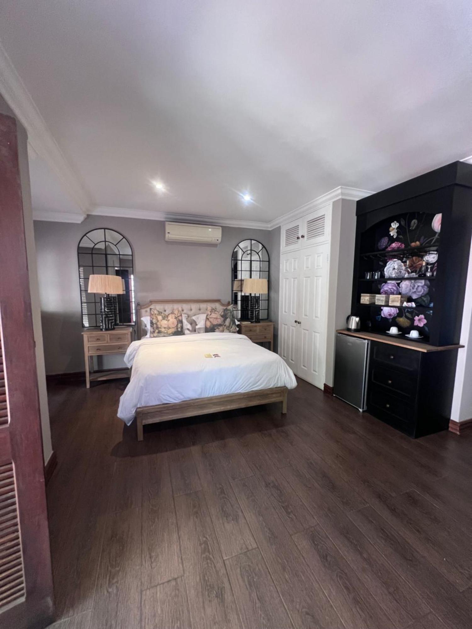 Queen Suite with Pool View