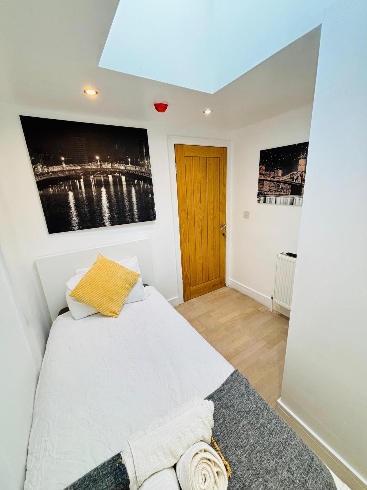 Single Room with Private External Bathroom