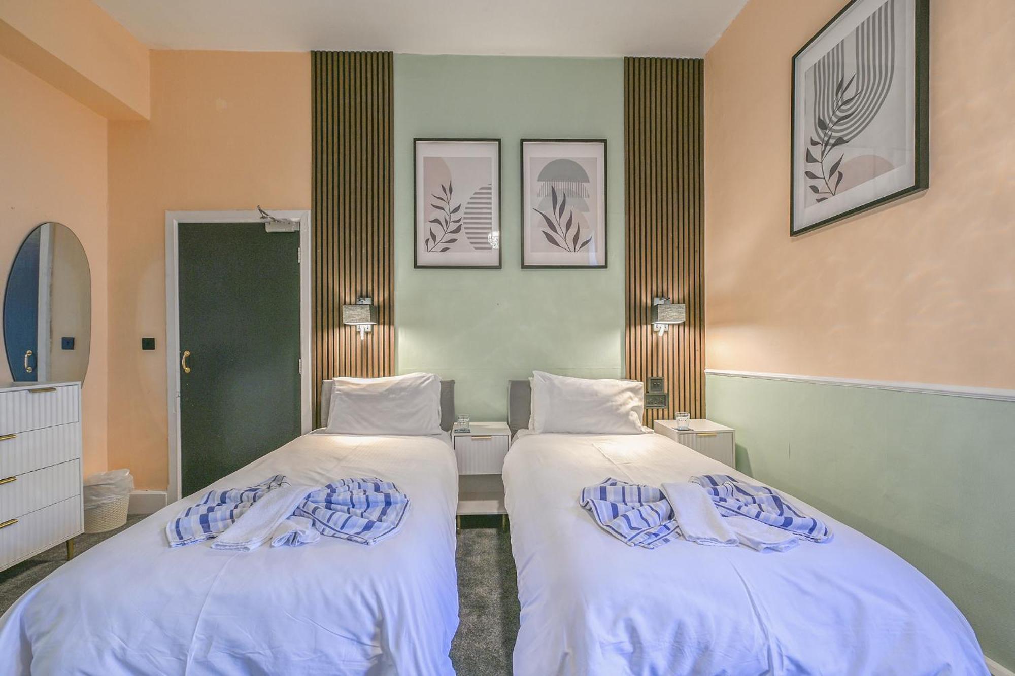 Standard Twin Room with Mountain View