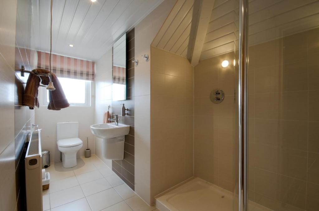 Family Room with Shared Bathroom (2 Double Beds)