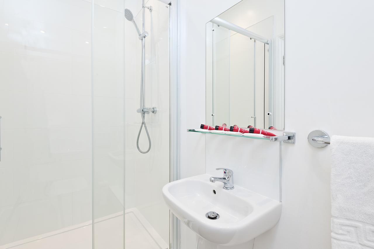Quadruple Room with Private Bathroom