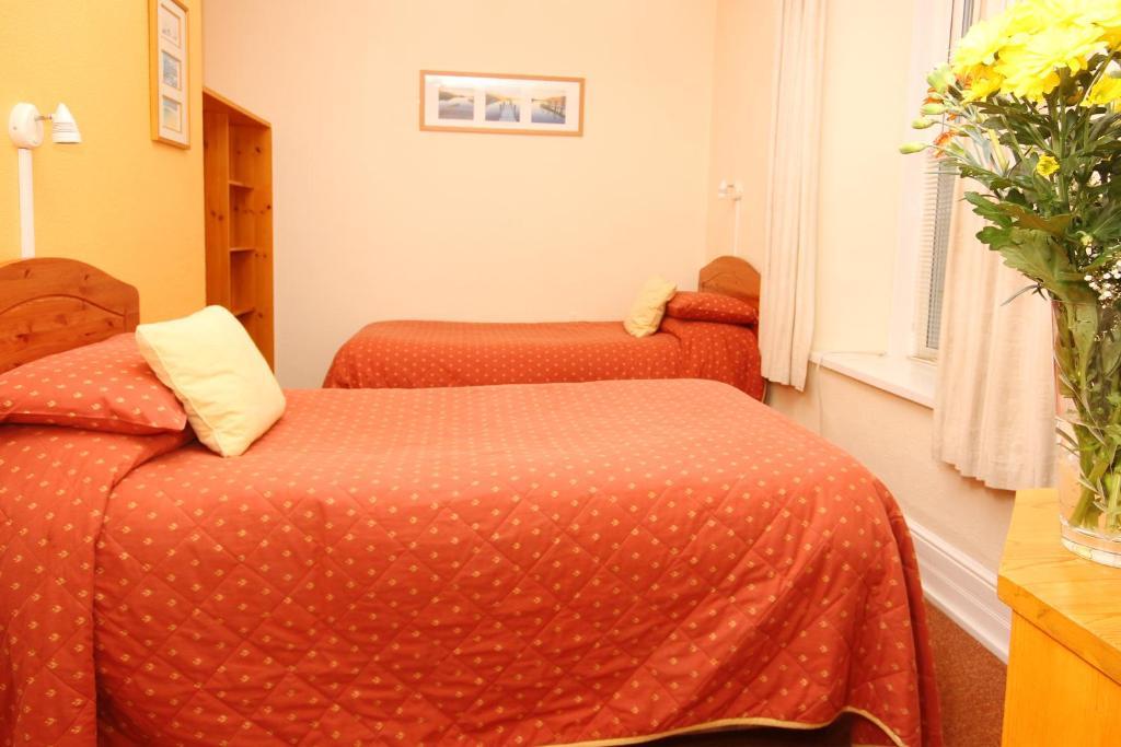 Twin Room with Private Bathroom