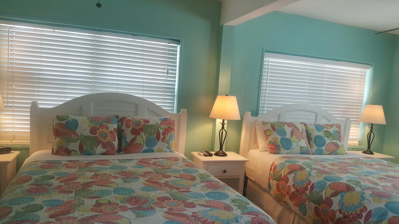 Queen Room Two Queen Beds Unit C11,670344351:JPEG