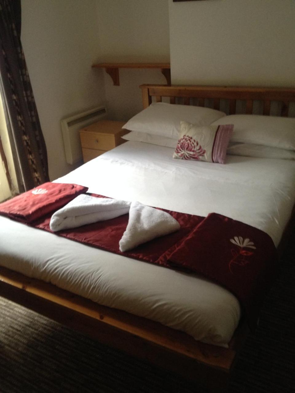 Budget Double Room with Shared Bathroom - Lower Ground Floor