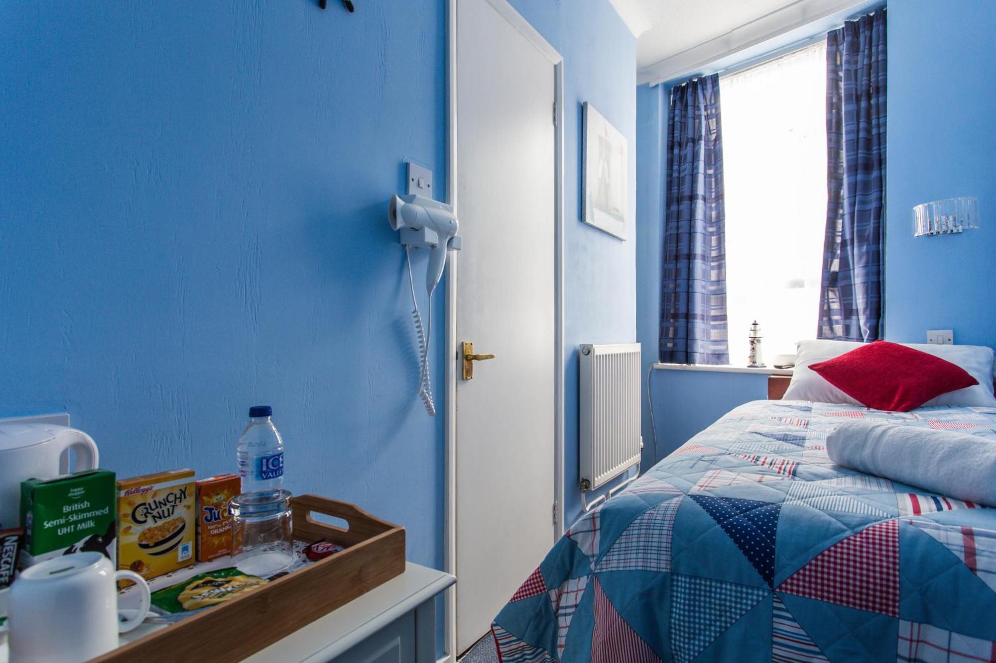 Single Room - Red & Blue