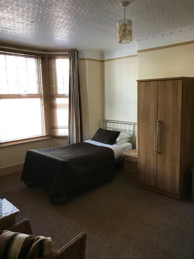 Standard Twin Room with Shared Bathroom