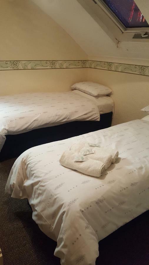 Basic Triple Room with Shared Bathroom