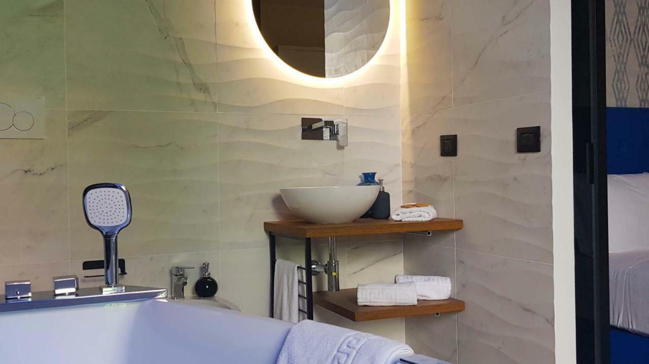Deluxe Suite with Spa Bath