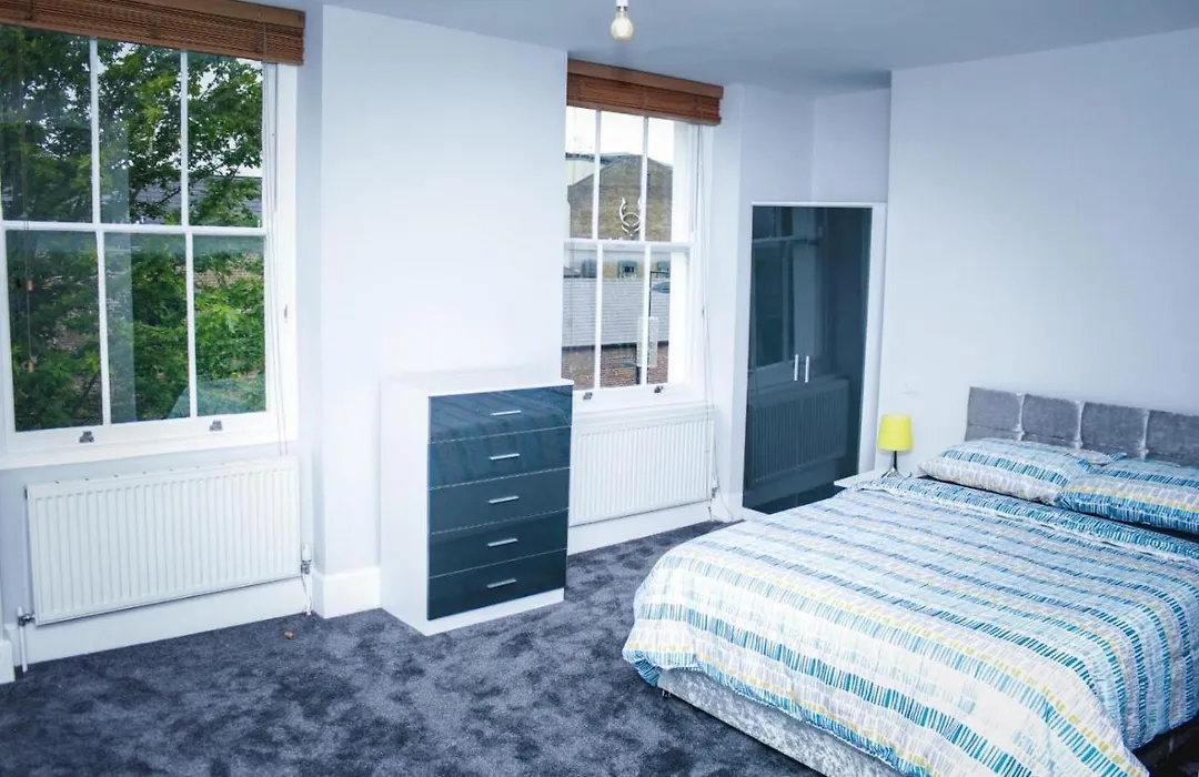 Camden Guest House Double Bedroom With Super Large King Bed-1