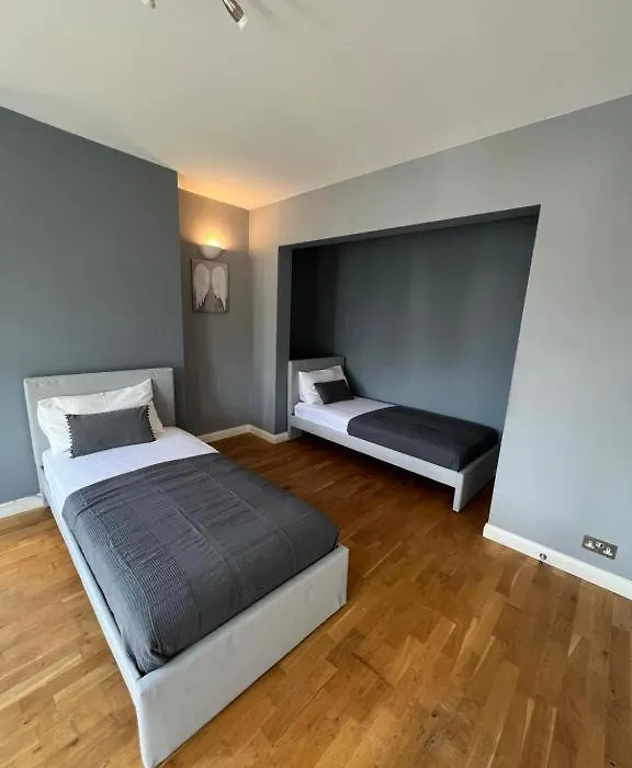 Stunning House 15 Min From Wembley Arena-1