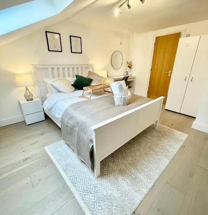 Luxury En-Suite Double Bedroom Stratford E15-1