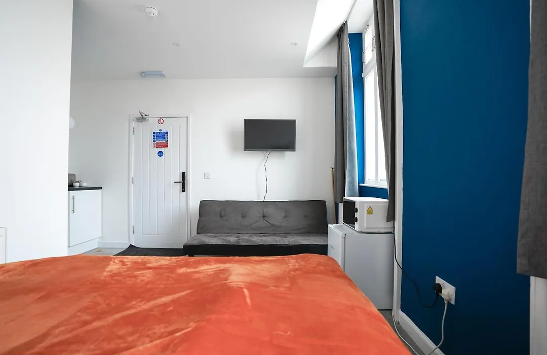 Homesly Guest Rooms, Comfortable En-Suite Guest Rooms With Free Parking And Self Check-In-1