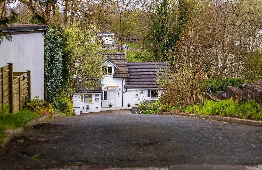 Roger Ground Guest House - With Onsite Car Parking-1