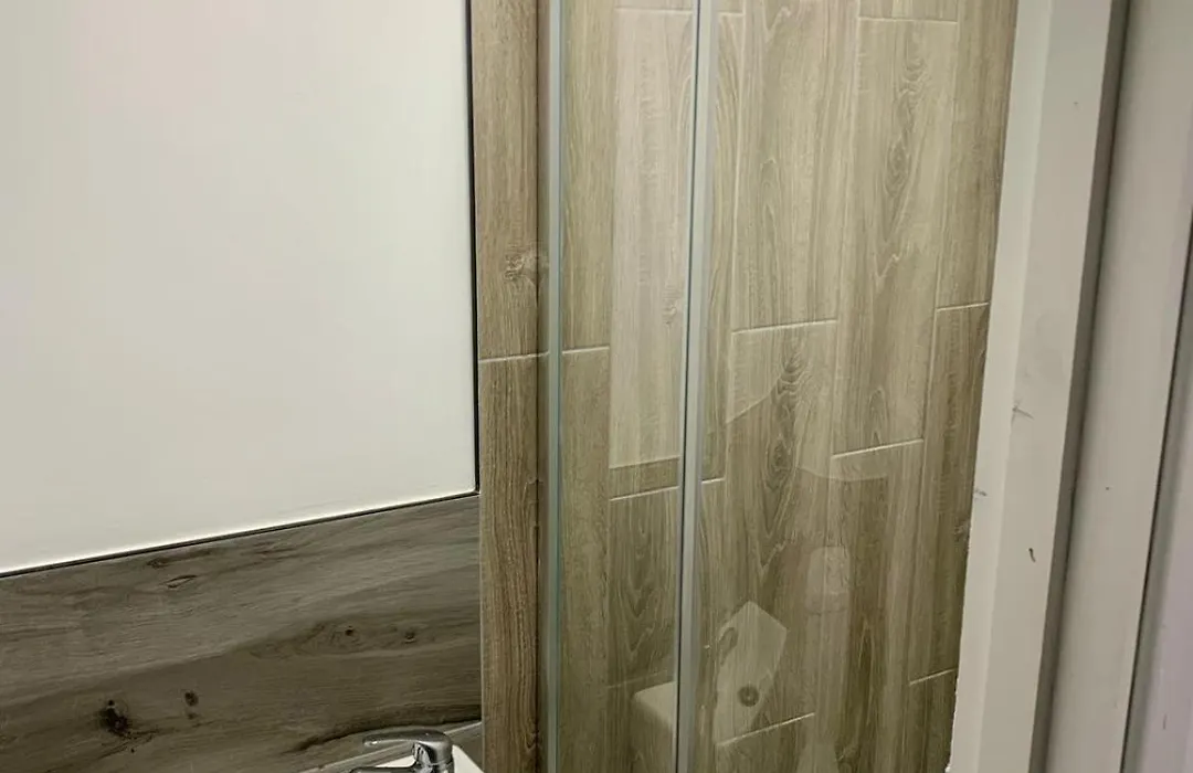 M4M Rooms- Ng8 5Np Room 1-1