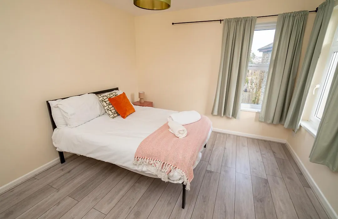 Family & Group Stay - 5-Bed Home, Parking-1