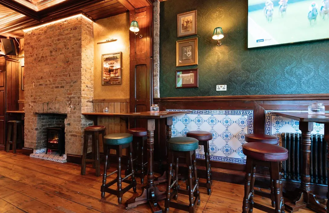 The Crown Pub & Guesthouse-1