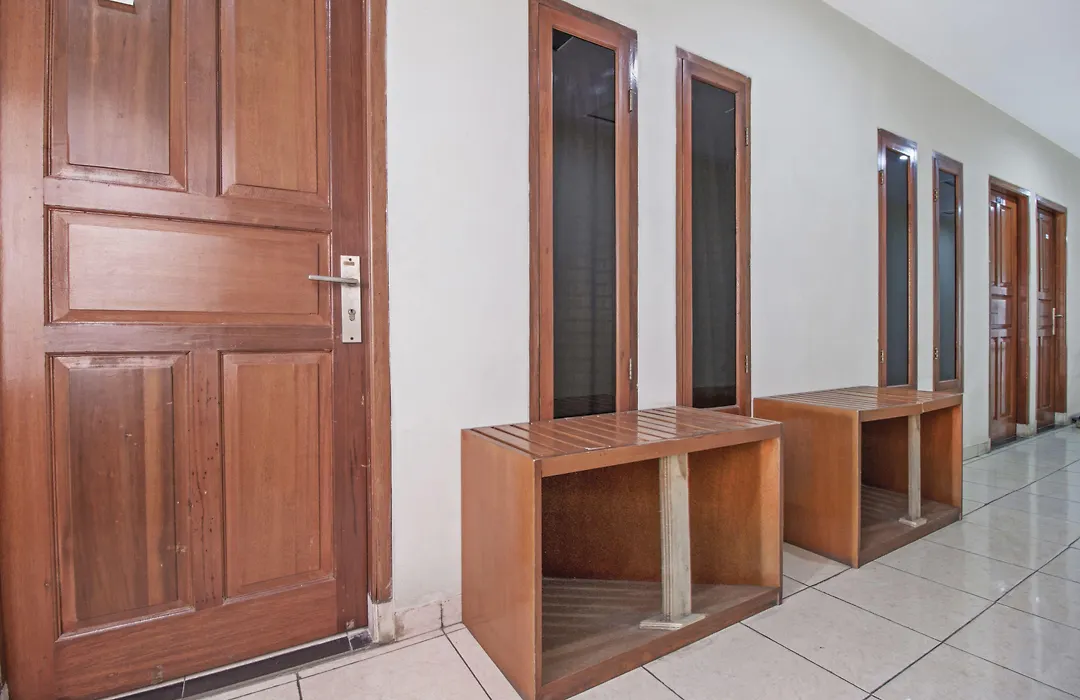 Reddoorz Plus Near Ciputra World Kuningan 2-1