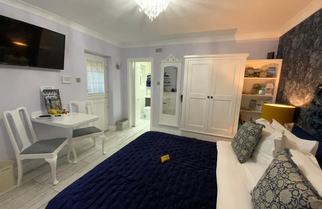 The Knightwood Oak: Luxury King Suite with Private Entrance in Lymington-1