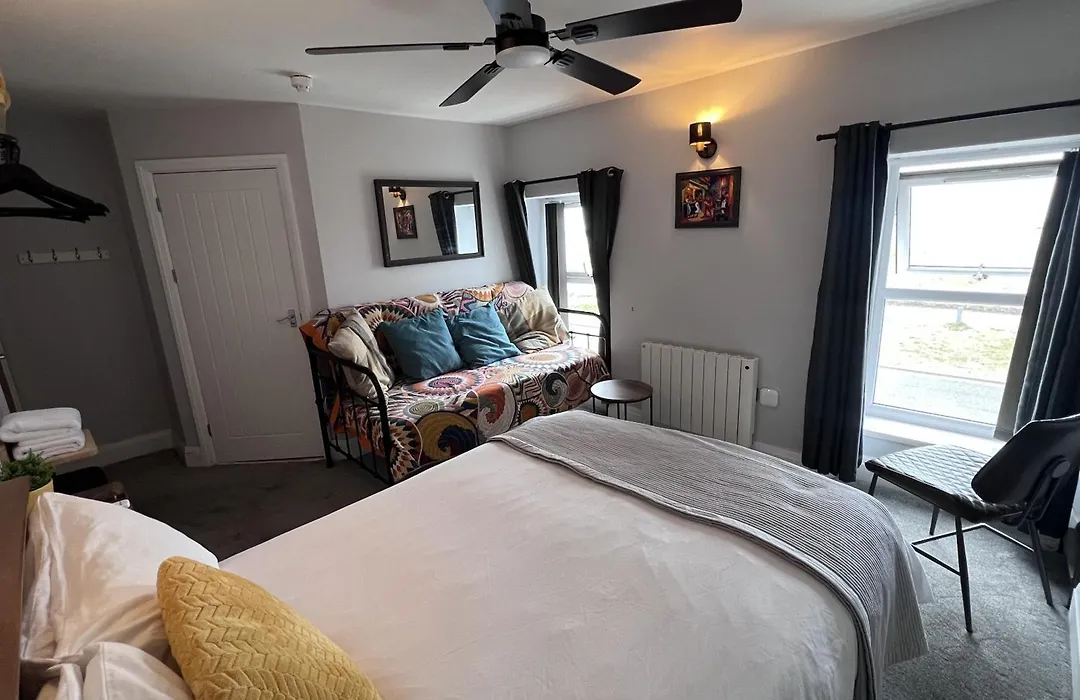 Hooper'S Sandy Beach Guest Rooms-1