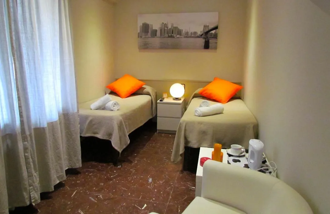 Barcelona City Street Hostal-1