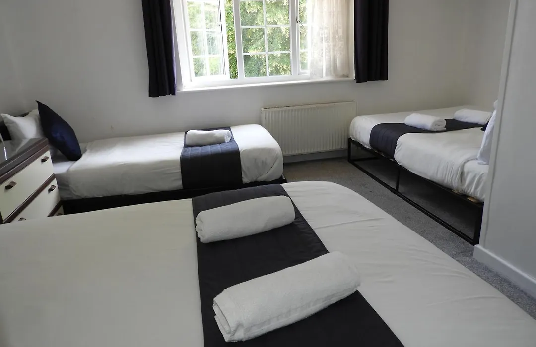 All Seasons Gatwick Guest House & Parking-1