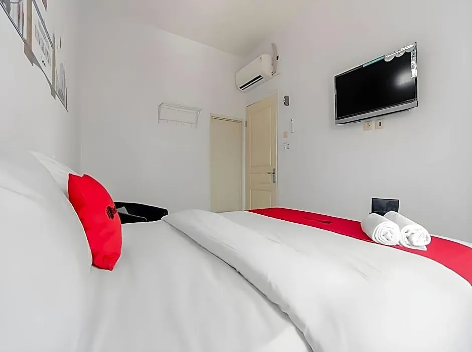 Reddoorz Plus Near Taman Rasuna Menteng-1
