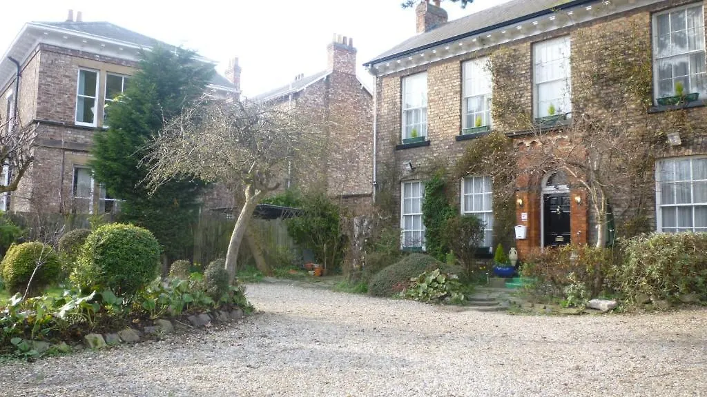 Holly Lodge-1