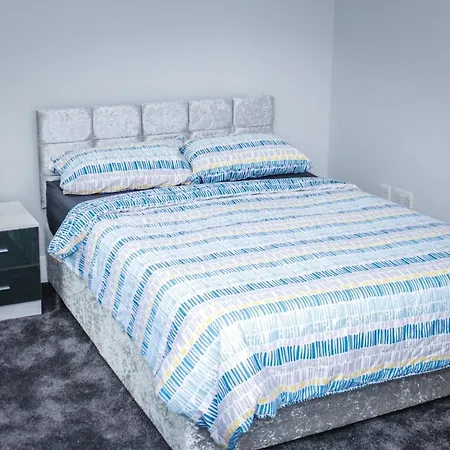 Camden Guest House Double Bedroom With Super Large King Bed-2