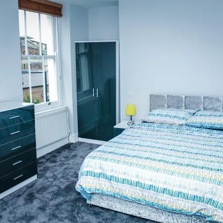 Camden Guest House Double Bedroom With Super Large King Bed-3