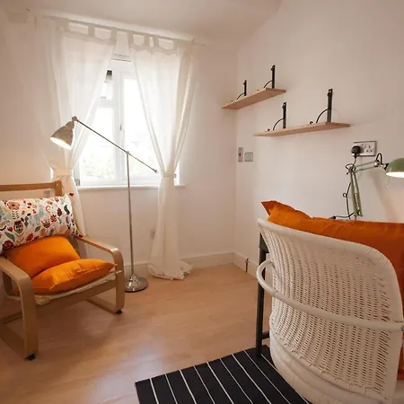Tooting Rooms & Studio By Primecityhosts-3
