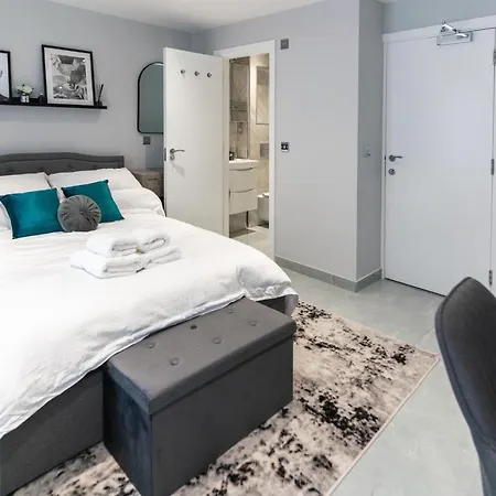 Canary Wharf O2 Deluxe Ensuite Rooms-2