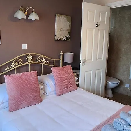Ferndene Guest House-3