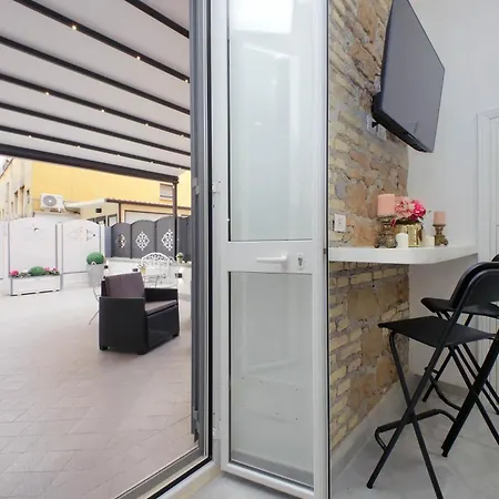 Roman Holiday Suites-3