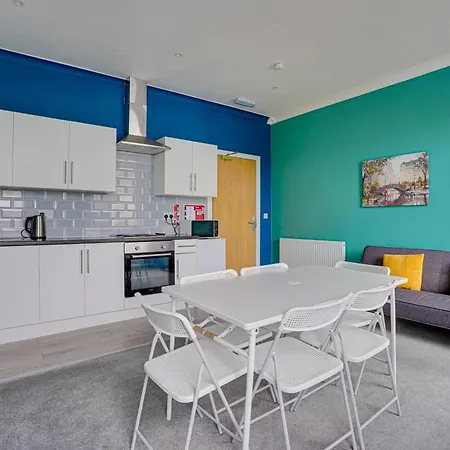 Homesly Guest Rooms, Comfortable En-Suite Guest Rooms With Free Parking And Self Check-In-3