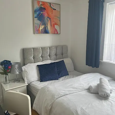 Luxury Rooms And An En-Suite Room With Free Wi-Fi Clarendon Way-3