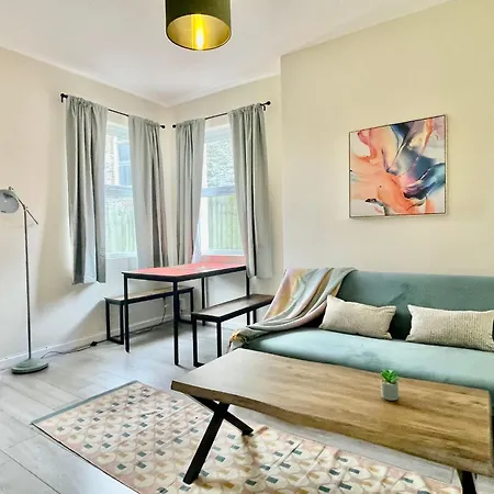 Family & Group Stay - 5-Bed Home, Parking-3